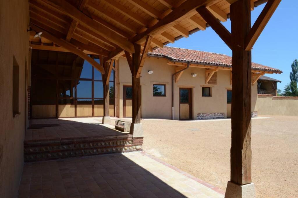 Villa Ancien Haras Refait A Neuf A 3 Km De Vonnas Exterior foto